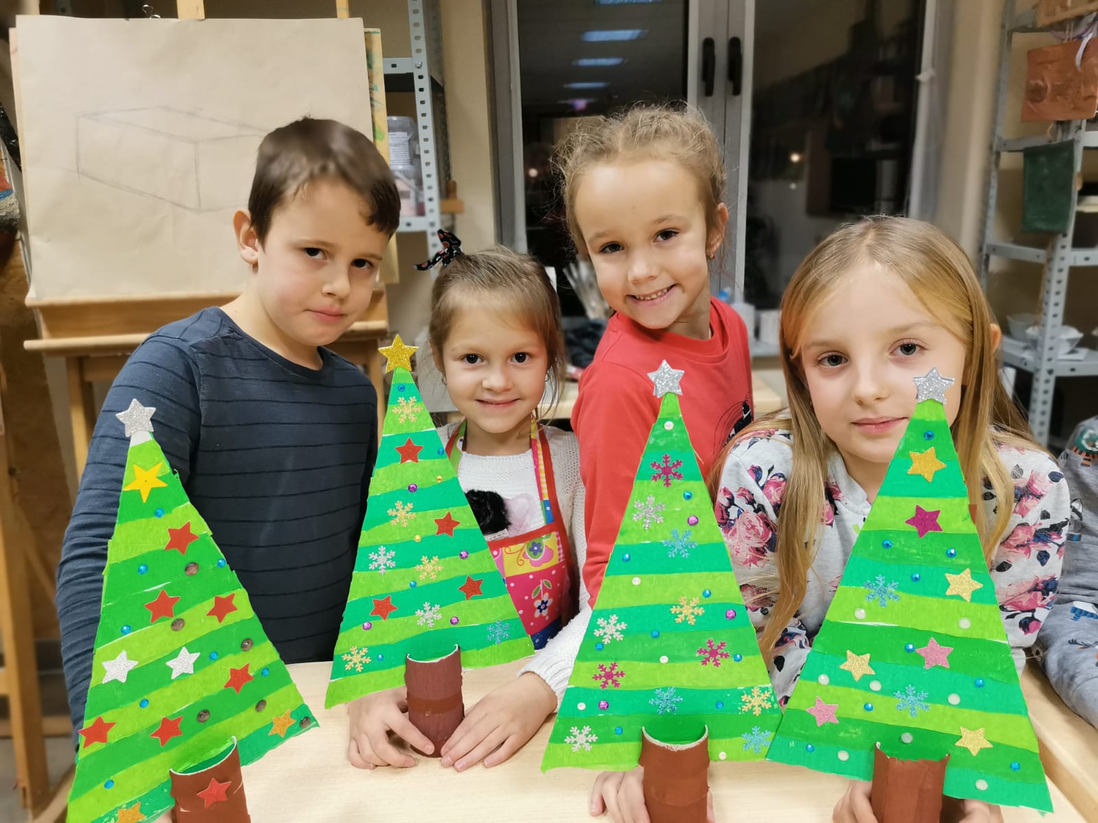 Dzieci wykonały drzewka świąteczne - choinki.